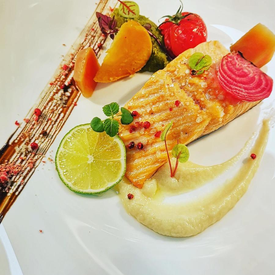 Logis Hotel Restaurant Les 2 Rives - A75, En Bordure De Riviere Banassac Eksteriør bilde