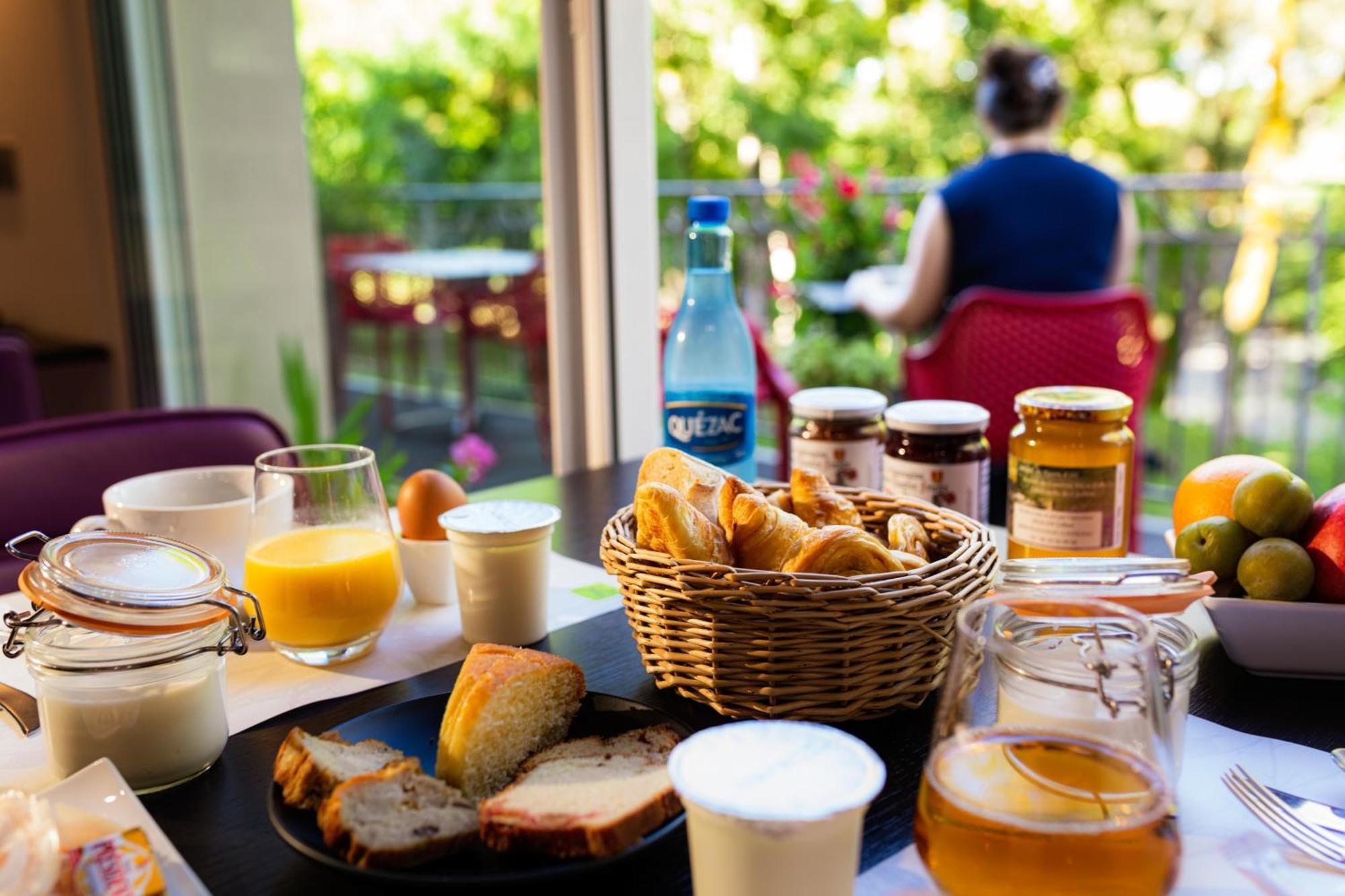 Logis Hotel Restaurant Les 2 Rives - A75, En Bordure De Riviere Banassac Eksteriør bilde