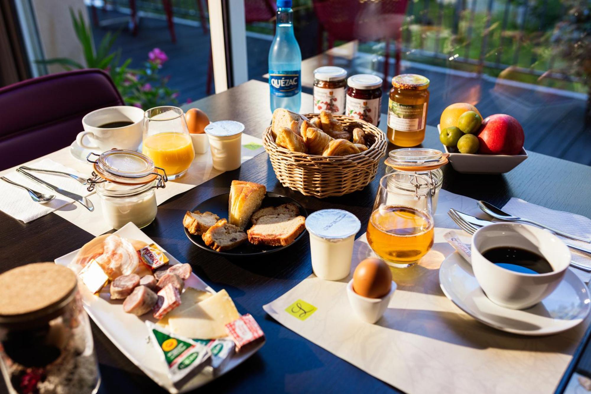 Logis Hotel Restaurant Les 2 Rives - A75, En Bordure De Riviere Banassac Eksteriør bilde