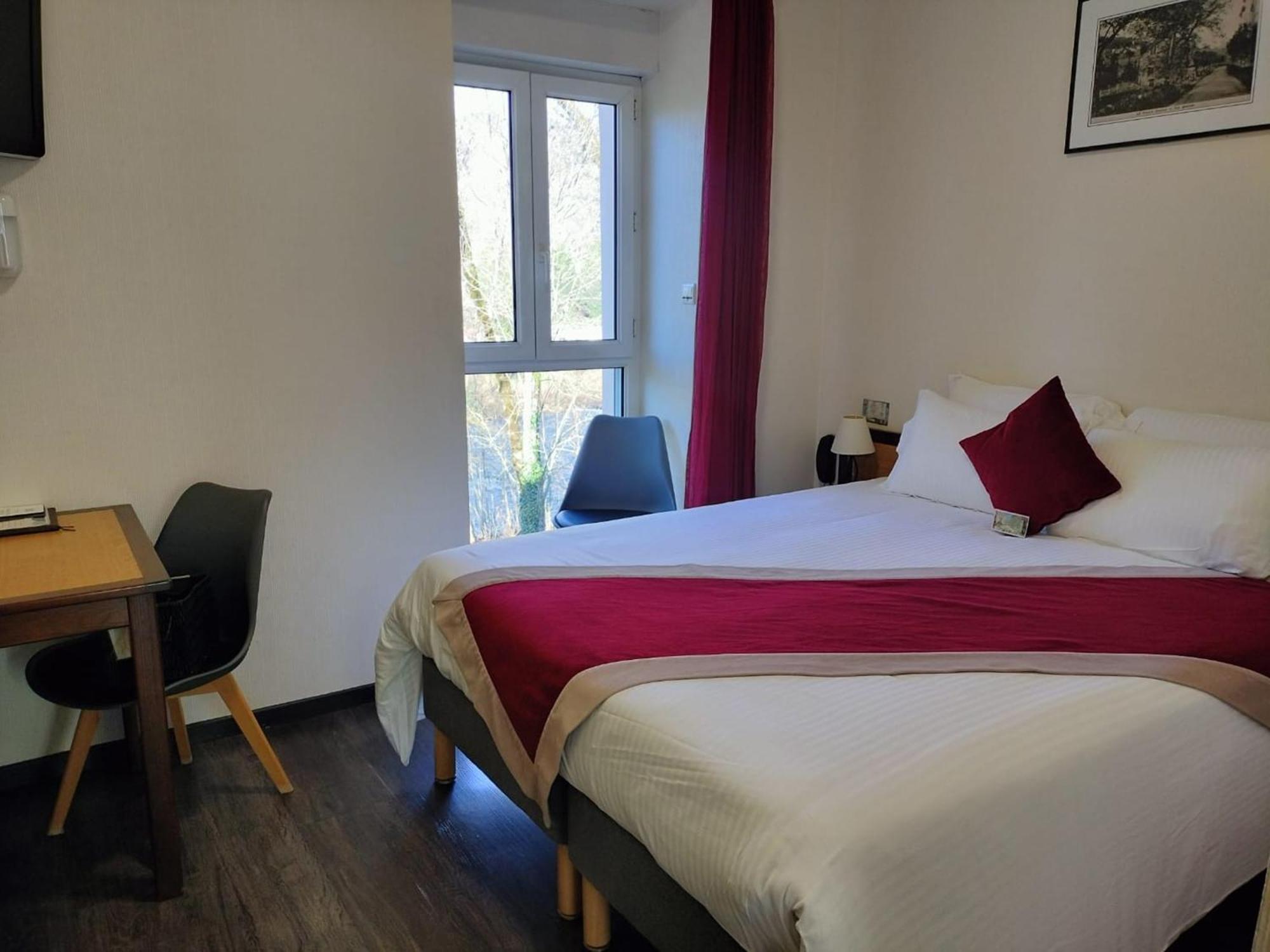 Logis Hotel Restaurant Les 2 Rives - A75, En Bordure De Riviere Banassac Rom bilde