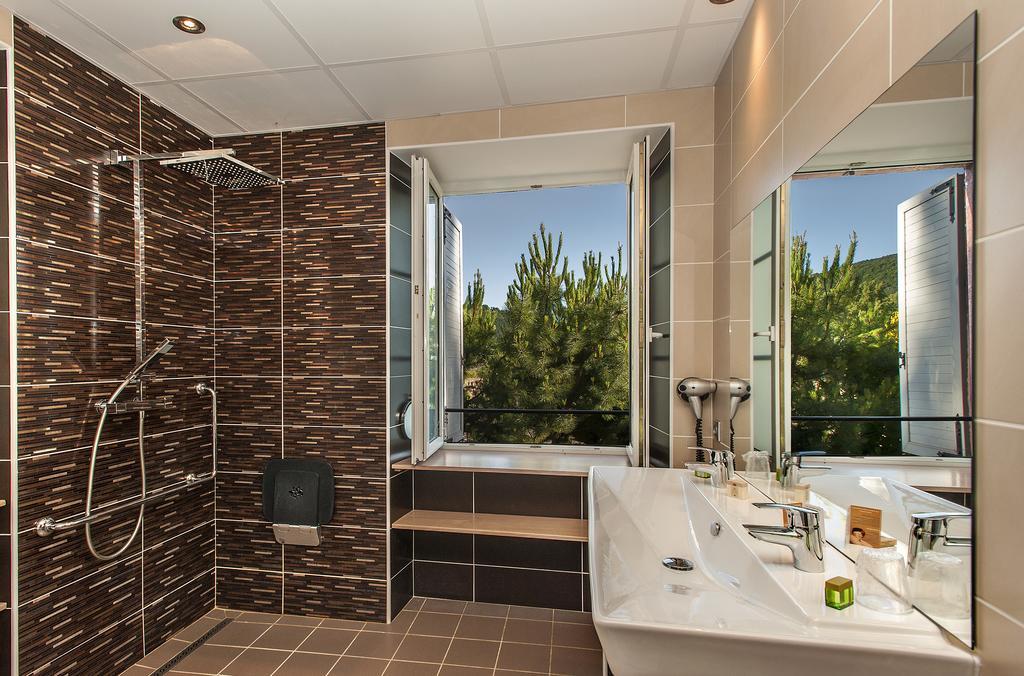 Logis Hotel Restaurant Les 2 Rives - A75, En Bordure De Riviere Banassac Eksteriør bilde
