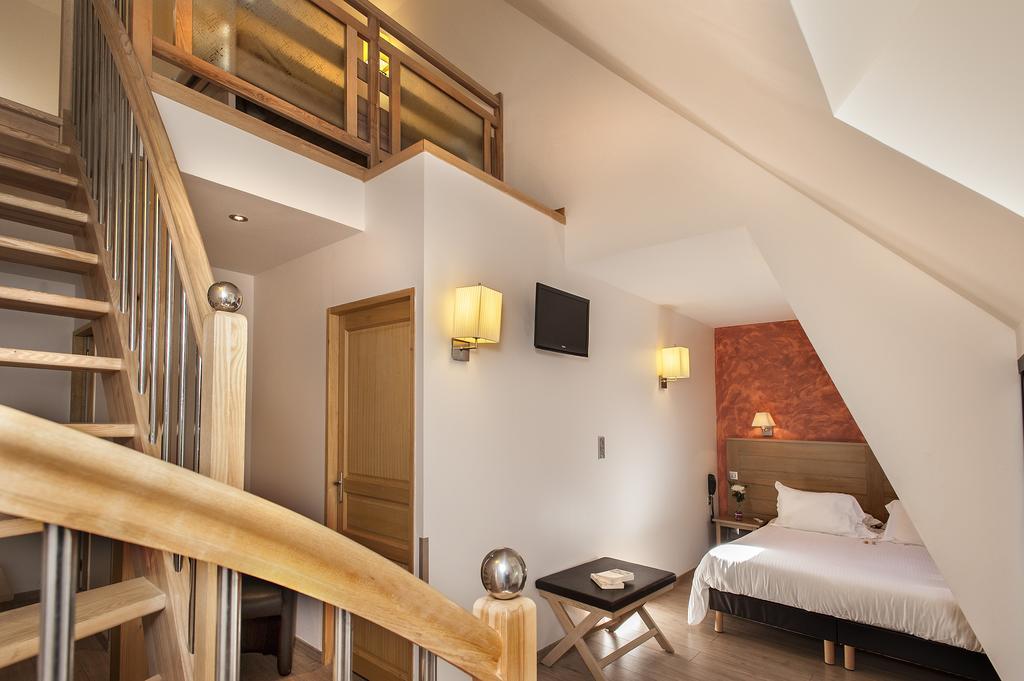 Logis Hotel Restaurant Les 2 Rives - A75, En Bordure De Riviere Banassac Eksteriør bilde