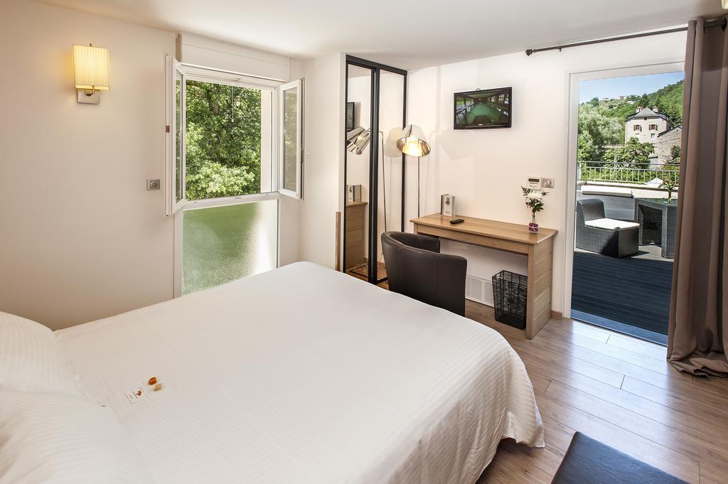Logis Hotel Restaurant Les 2 Rives - A75, En Bordure De Riviere Banassac Eksteriør bilde