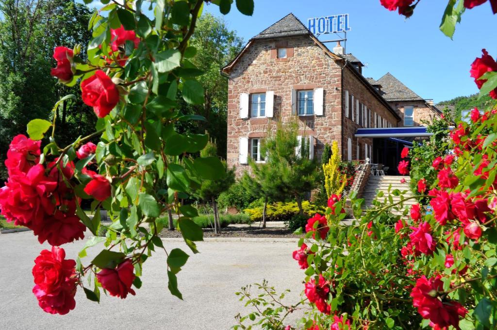 Logis Hotel Restaurant Les 2 Rives - A75, En Bordure De Riviere Banassac Eksteriør bilde