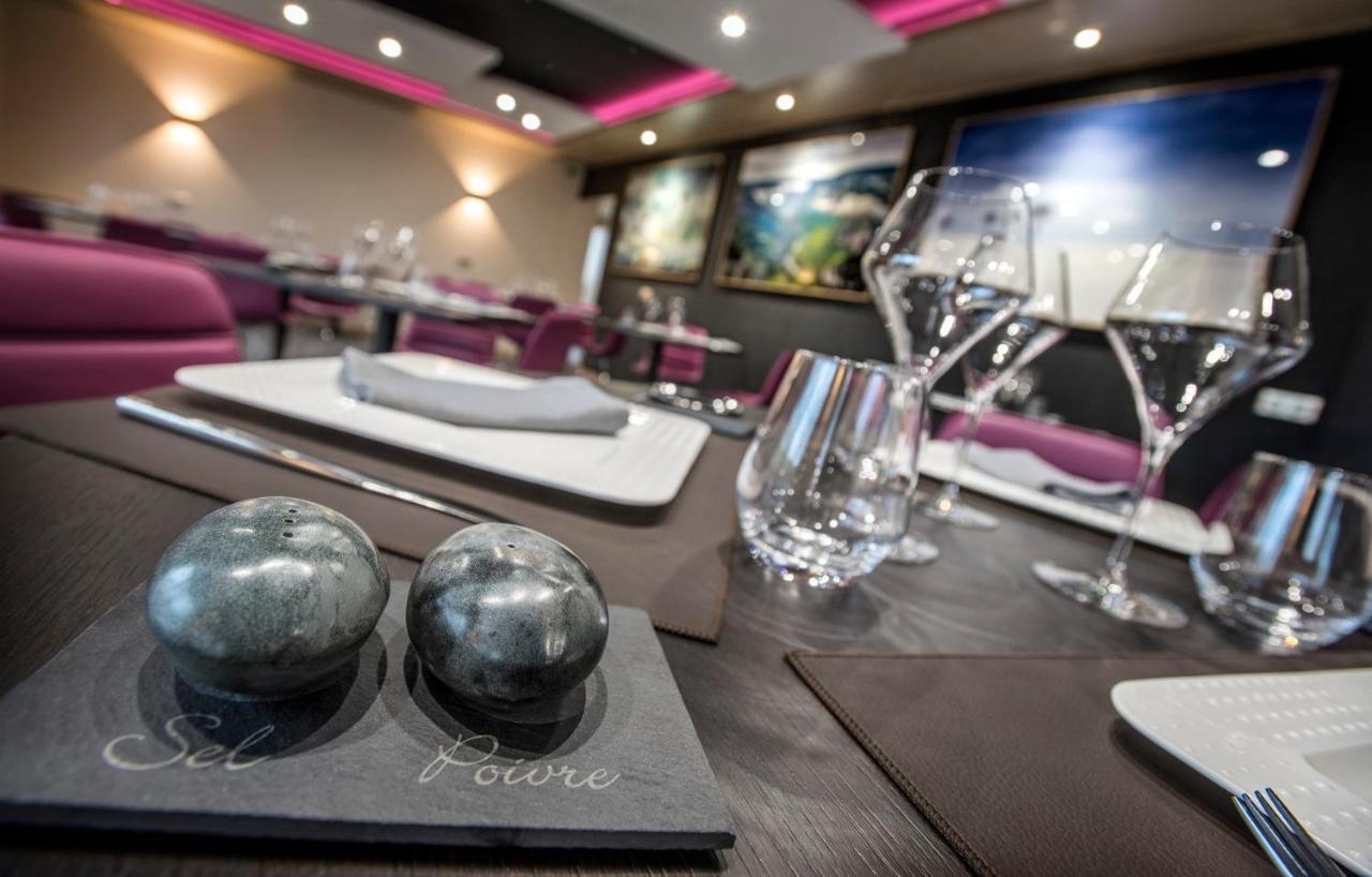 Logis Hotel Restaurant Les 2 Rives - A75, En Bordure De Riviere Banassac Eksteriør bilde